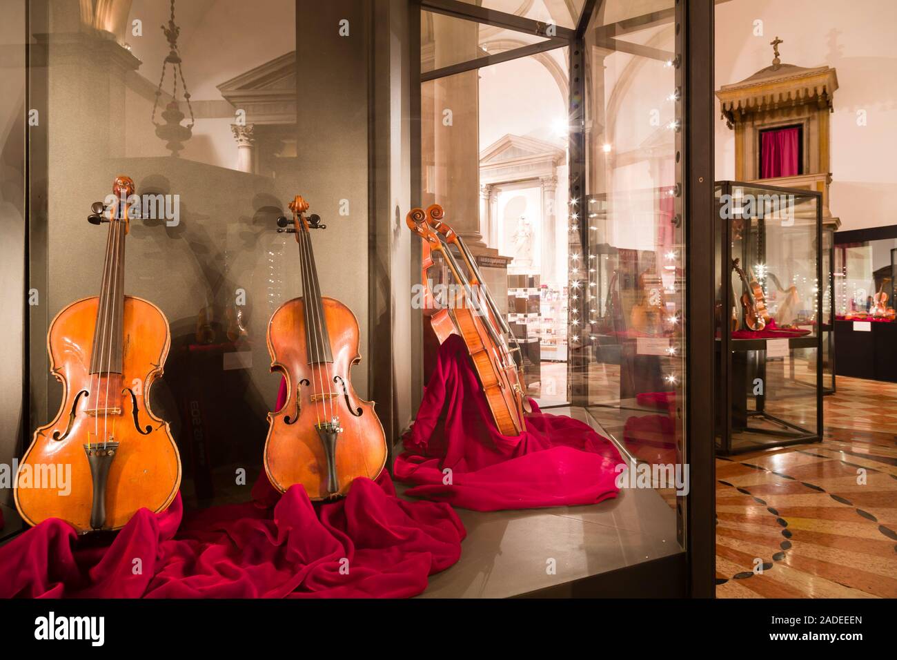 Venedig, Italien, bis 22. Dezember 2012. Geige Musikinstrumente in Campo San Maurizio, eine barocke Kirche umgewandelt in ein Museum der Musik. Ven Stockfoto