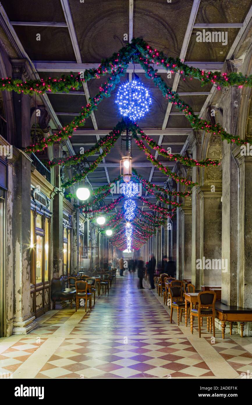 Venedig, Italien, bis 23. Dezember 2012. Weihnachtsschmuck in den Arkaden der Piazza San Marco, Venedig, Italien Stockfoto