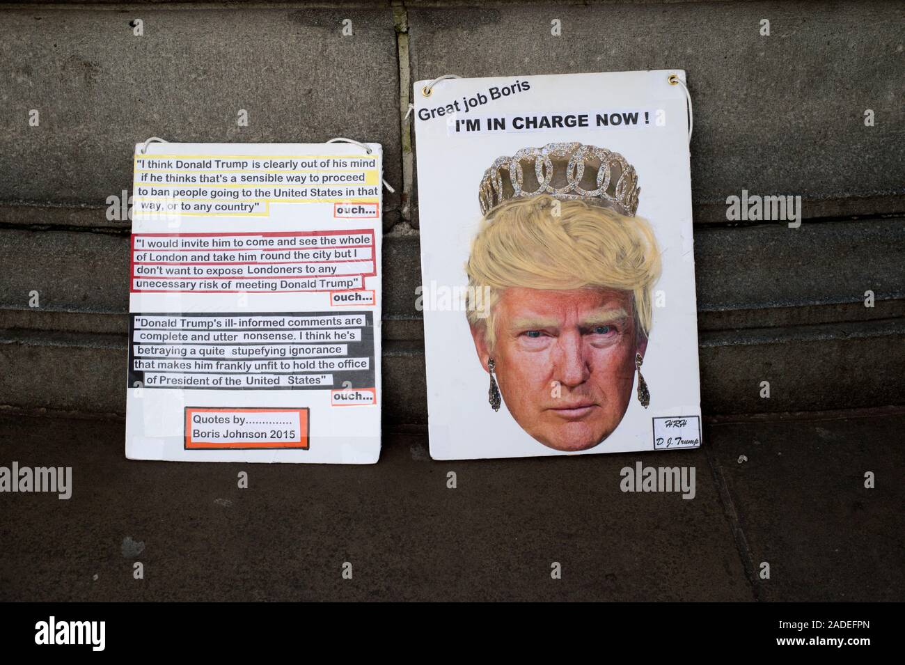 3. Dezember 2019 Trafalgar Square. Anti Trump Demonstration. Karikatur von Trump, danken Boris Johnson, neben Zitate von Johnson kritisiert Tru Stockfoto