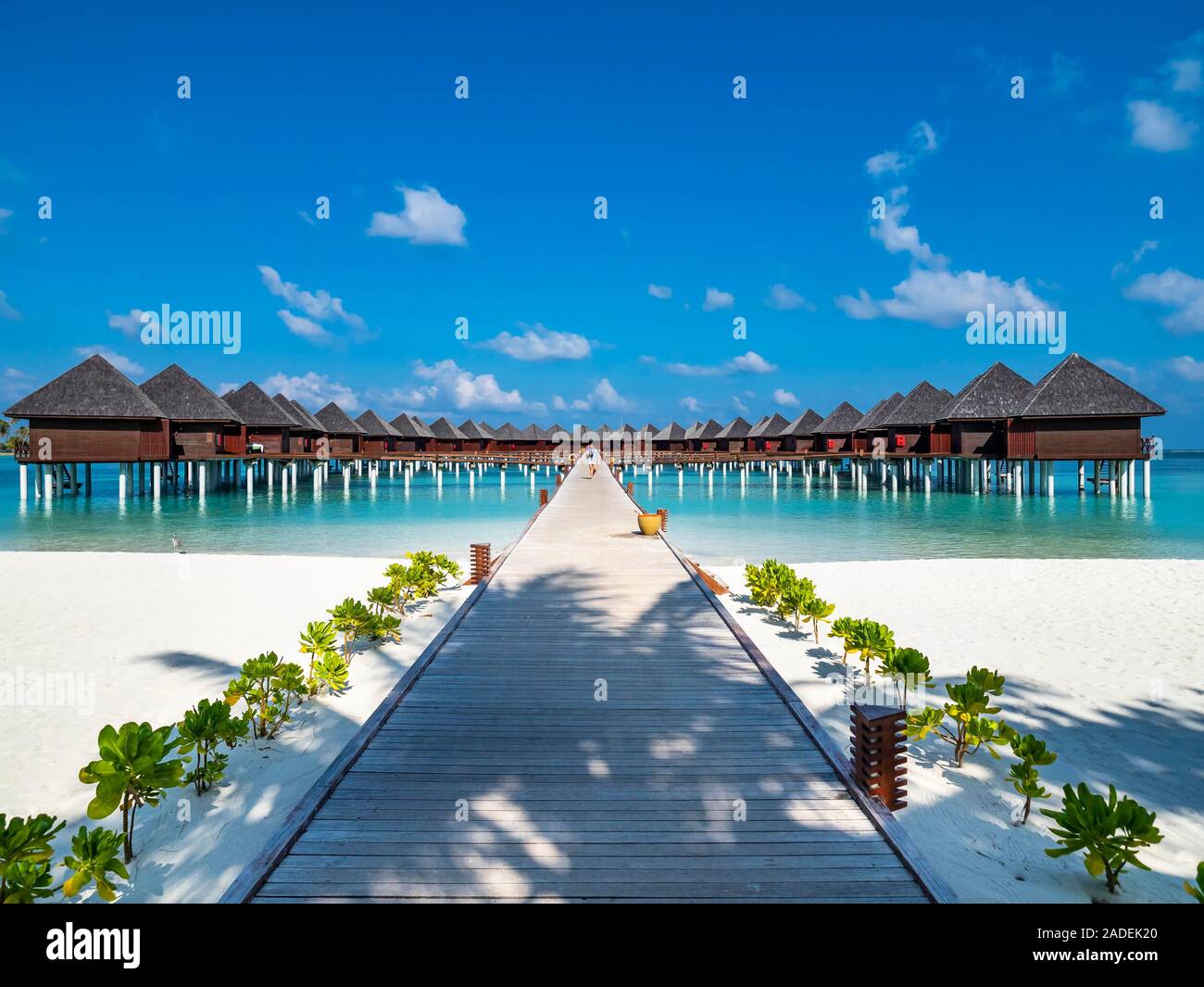 Über flache Wasser Fußgängerbrücke zum Wasser Bungalows, Insel in Süd Male Atoll, Malediven Stockfoto