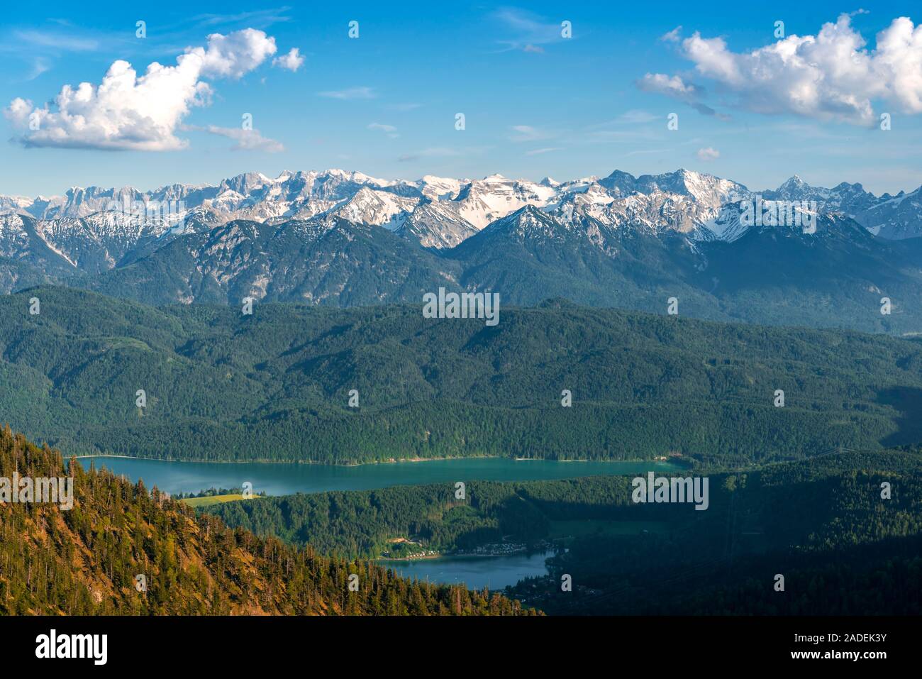 Blick vom Herzogstand auf den See Walchensee, an der Rückseite Alpenkamm, Oberbayern, Bayern, Deutschland Stockfoto