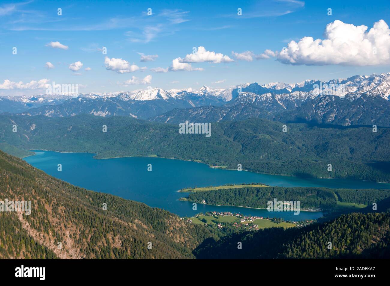 Blick vom Herzogstand zu Walchensee mit den Walchensee, an der Rückseite Alpenkamm, Oberbayern, Bayern, Deutschland Stockfoto
