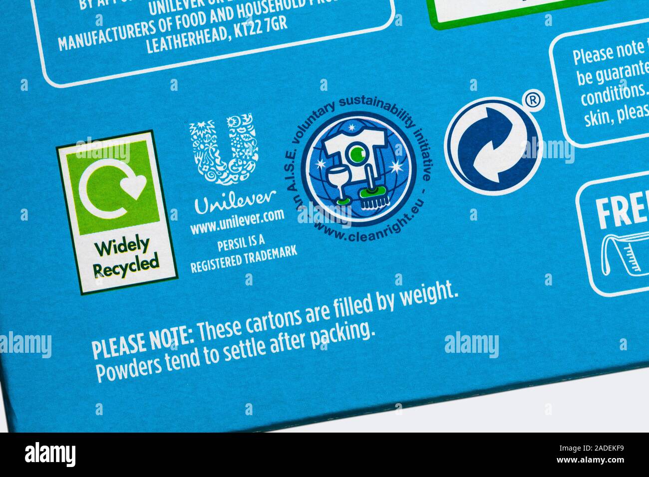 Detail auf Box von Persil Non Bio Gentle neben empfindlicher Haut Waschpulver - eine freiwillige AISE Nachhaltigkeitsinitiative, Recycling Symbol Logo Stockfoto