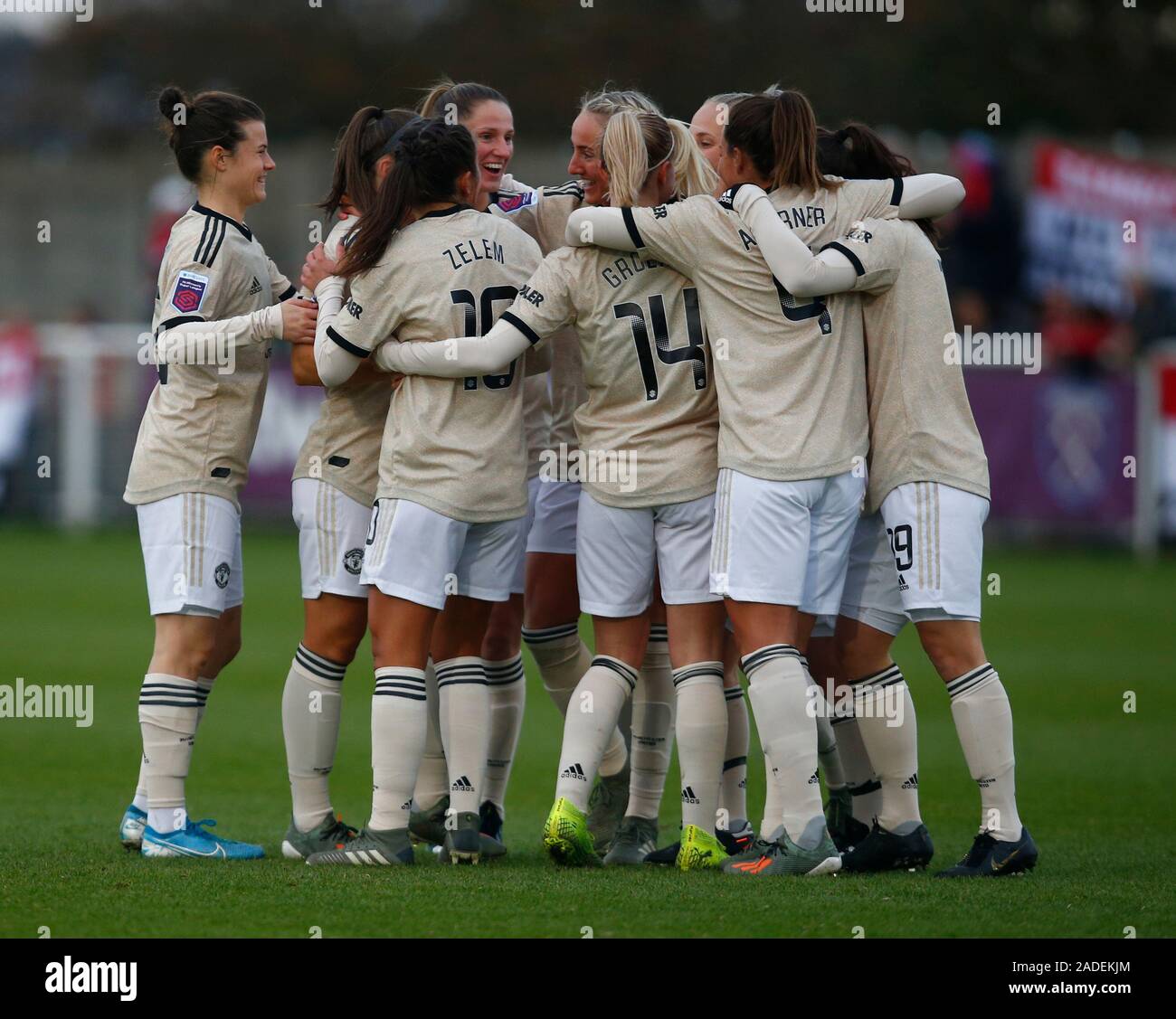 DAGENHAM, ENGLAND - Dezember 01: Kirsty Hanson von Manchester United Frauen feiert ihr Ziel während Super Barclays Frauen Liga Match zwischen West Stockfoto