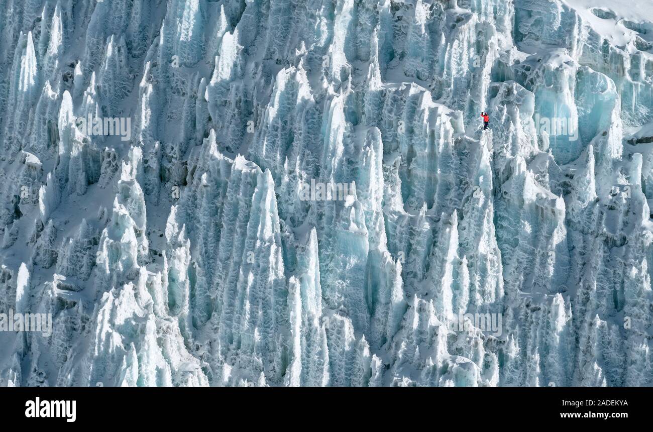 Luftbild des Khumbu Eisfall mit einer Kletterpflanze Abbildung steht auf einer steilen Eis Hang. Everest Gipfel klettern Bereich Stockfoto