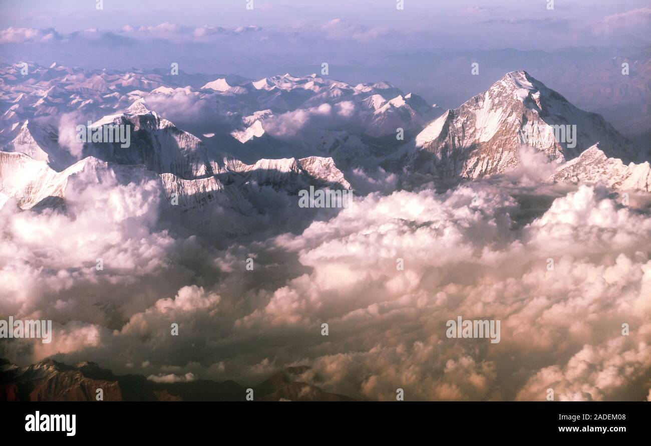 Majestic Luftaufnahme von den Ketten des Himalaya durch die Fenster des Flugzeugs bei Sonnenaufgang; Dhaulagiri Peak (8167 m) ist auf der rechten Seite in t Stockfoto