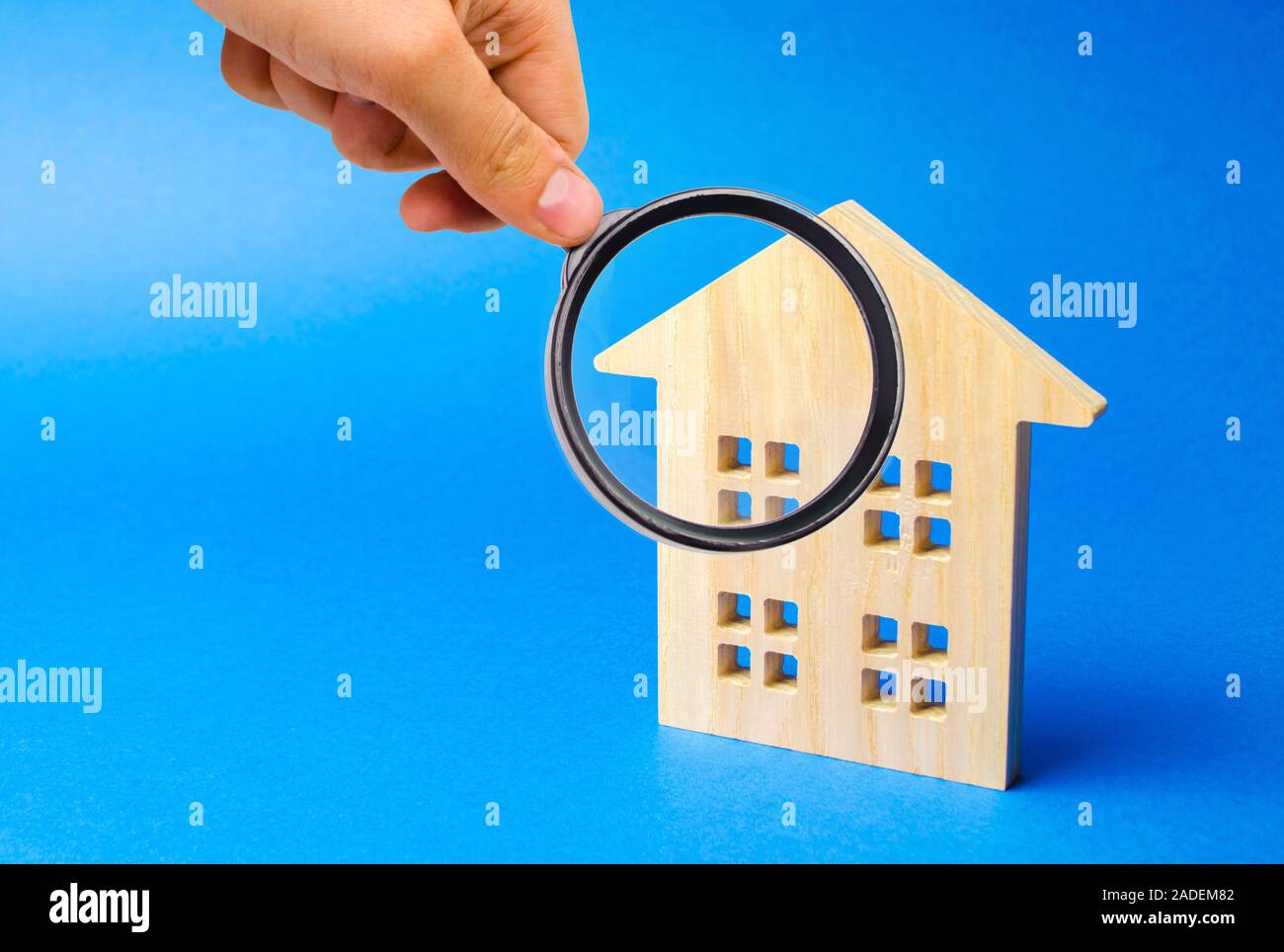 Lupe und Holzhaus. Haus Konzept suchen. Home Bewertung. Immobilienbewertung. Die Wahl des Standorts für den Bau. Suche nach Ho Stockfoto