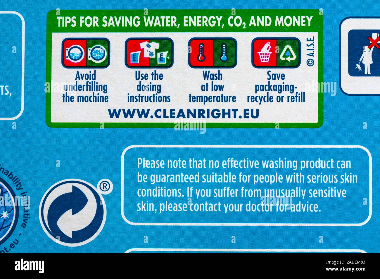 Tipps zum Einsparen von Wasserenergie CO2 und Geld - Detail Auf Box von Persil nicht Bio sanft neben empfindlich Hautwaschpulver Stockfoto