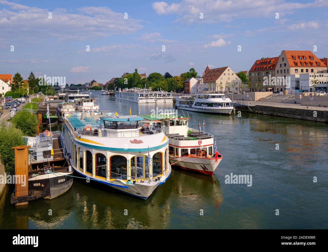 Ausflugsboote und Kreuzfahrtschiffe auf der Donau, Regensburg, Oberpfalz, Bayern, Deutschland Stockfoto