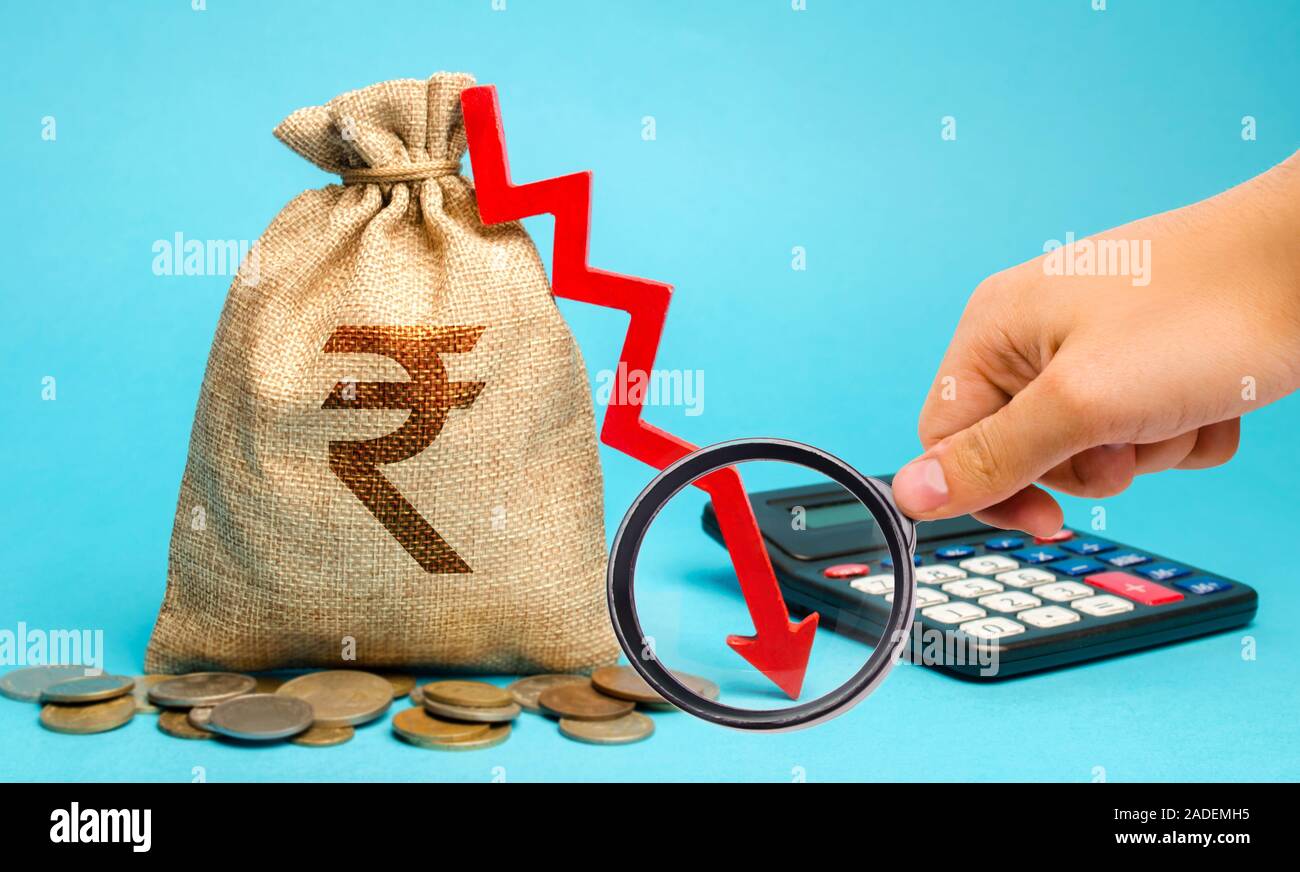 Geld Tasche mit roter Pfeil nach unten. Das Konzept der Verringerung der Gewinne. Begrenztes Budget. Unrentable Unternehmen. Der kapitalabfluss. Bericht und Finanzkrise. L Stockfoto
