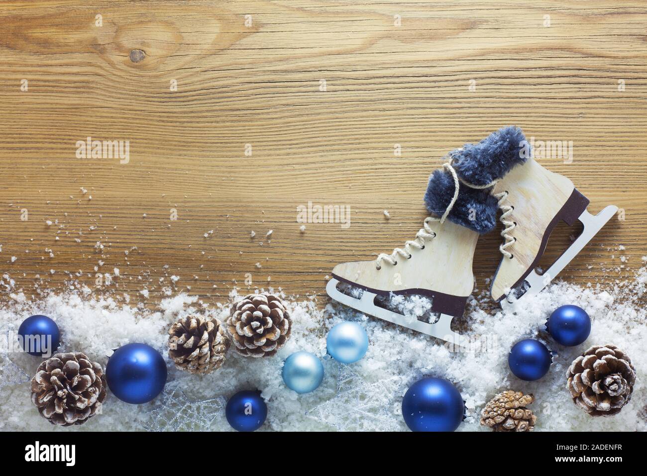 Winter Hintergrund mit ein paar Skates Stockfoto