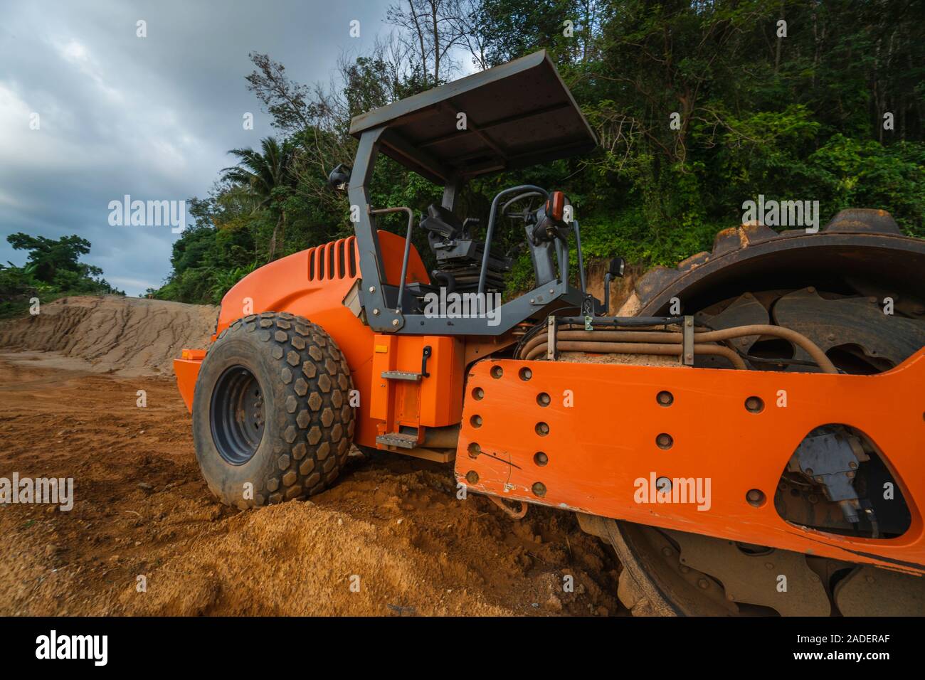 Boden Verdichter mit vibrationswalzen Padfoot-walze. Schwere Maschinen arbeiten auf der Autobahn Baustelle. Fahrzeug für Bodenverdichtung. Straßenbau Stockfoto