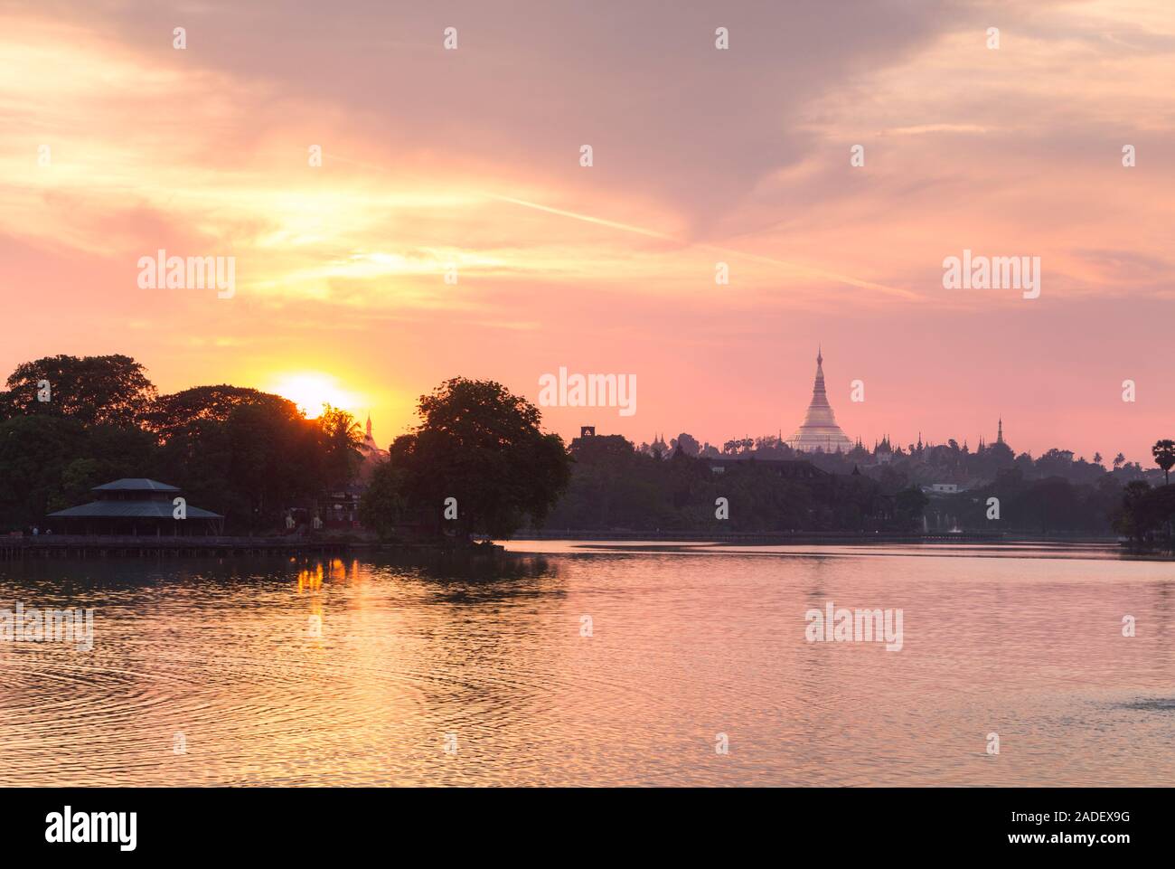 Shwedagon Pagode bei Sonnenuntergang, Yangon, Myanmar Stockfoto