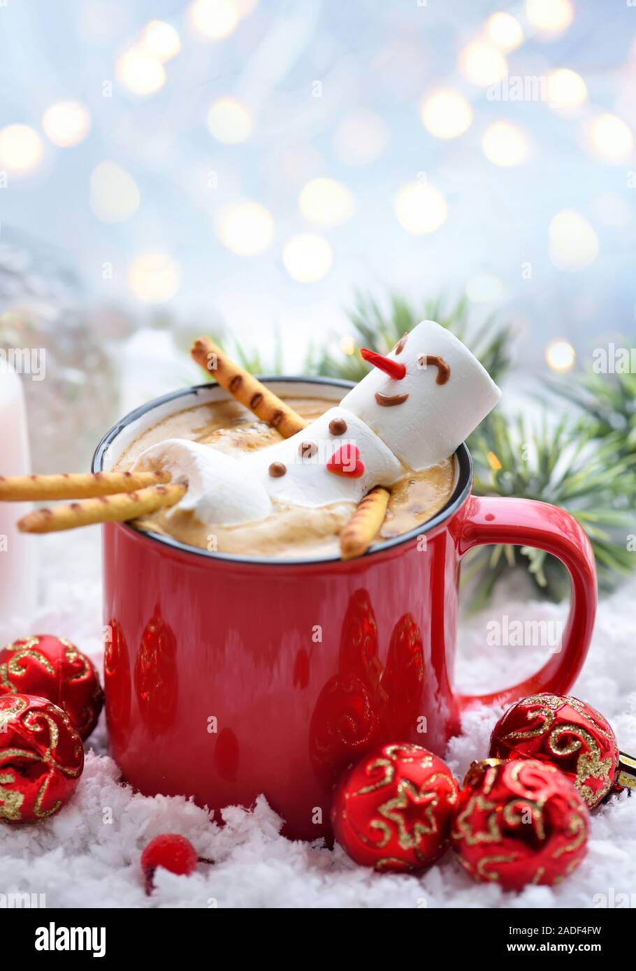 Rot Tasse Cappuccino mit geschmolzenem Marshmallow Schneemann Stockfoto