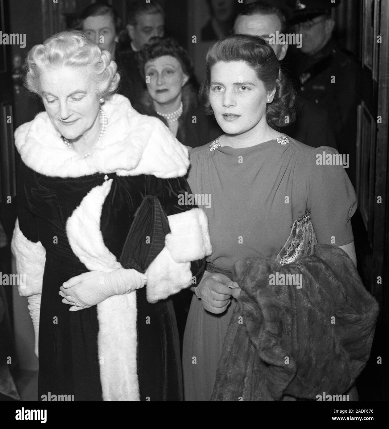 Frau Clementine Churchill (l) und Tochter Maria, im Odeon Theater, Marble Arch, London anreisen, für die Premiere des Films "Caesar und Cleopatra". Stockfoto