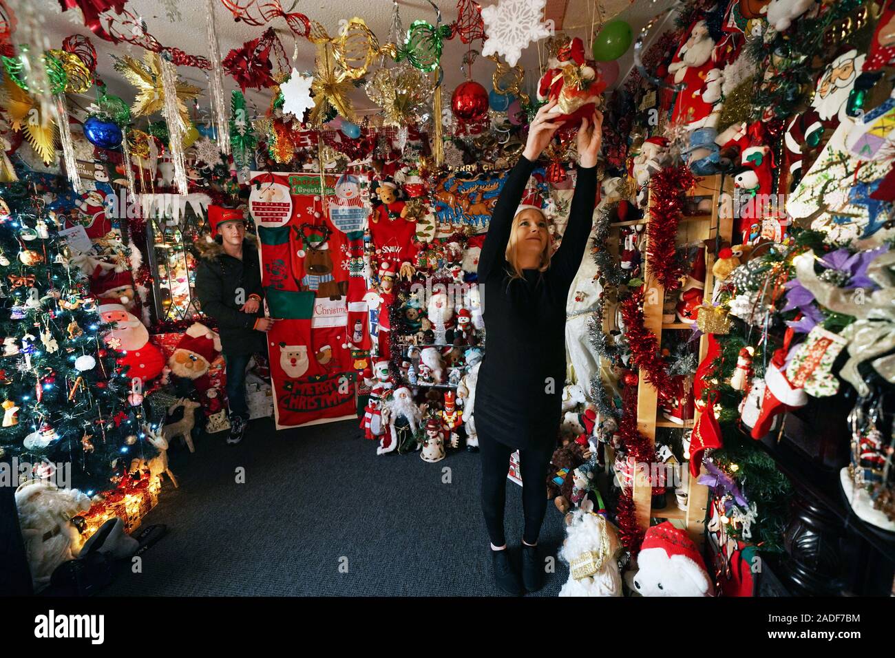 Victoria Burnham, 25, bringt den letzten Schliff zu Hunderten Weihnachtsmänner und andere festliche Dekoration im Haus ihres Vaters in Framwellgate Moor in der Grafschaft Durham, vor der Weihnachtszeit. Stockfoto