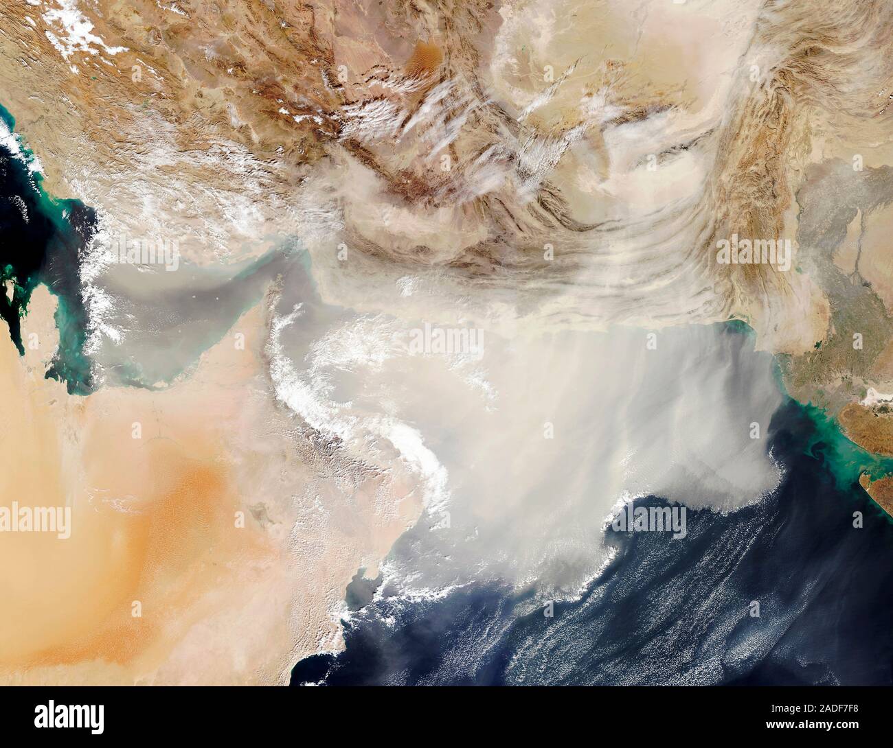 Staub Sturm über das Arabische Meer und Persischen Golf, Terra und Aqua  composite Satellitenbild. Sand und Staub aus den umliegenden Ländern hat u  ausgewählt worden Stockfotografie - Alamy