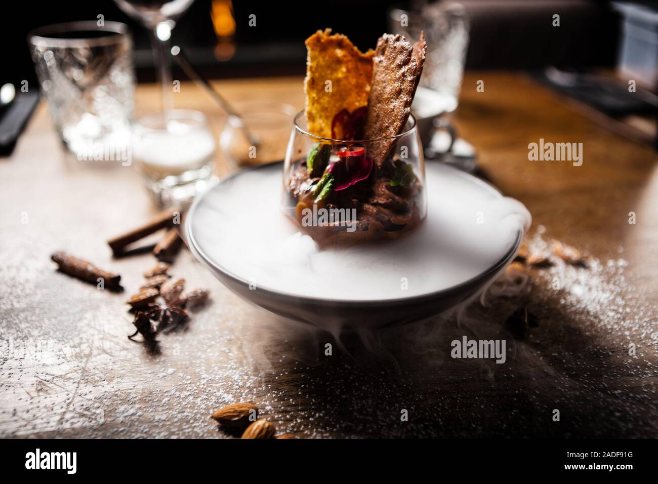 Mousse au Chocolat mit flüssigem Eis Rauch serviert. Stockfoto