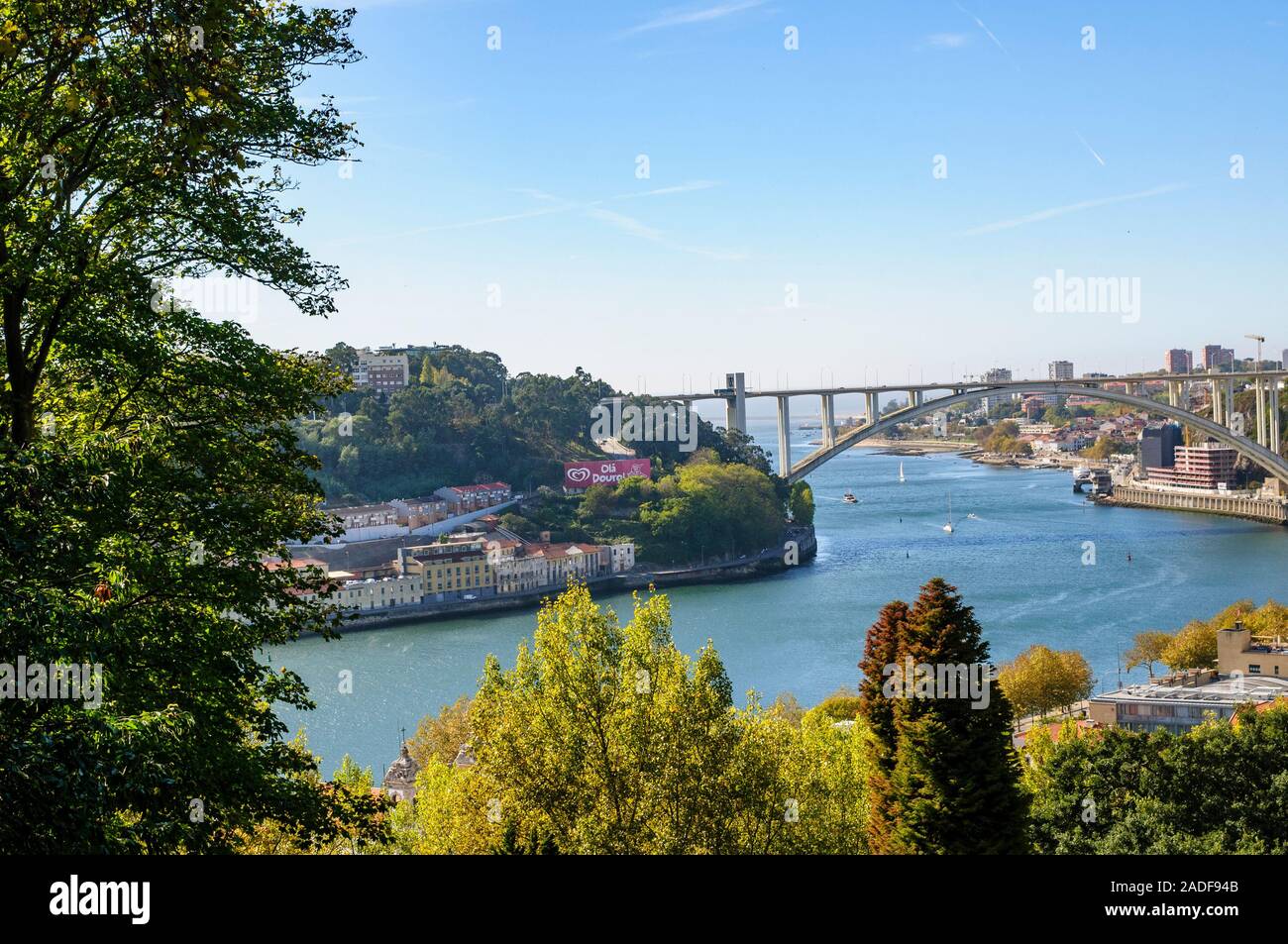 Douro Fluss und Ponte da Arrábida (Arrábida-Brücke) von Jardins, Palacio de Cristal (Crystal Palace Gardens), Porto, Portugal Stockfoto