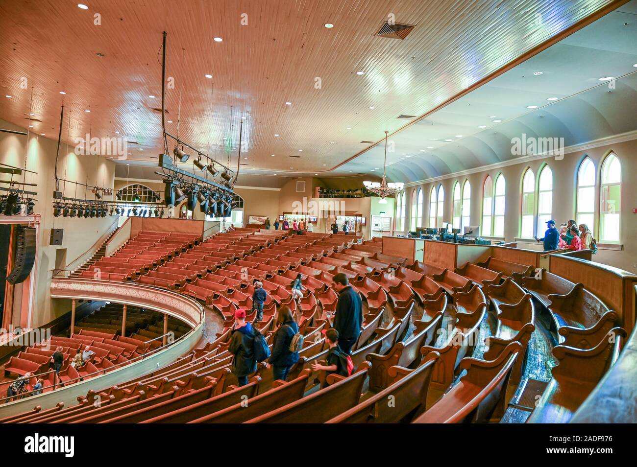 Innenraum der legendären Ryman Auditorium. Die Ryman einmal bewirtete Grand Ole Opry und als Mutter Kirche von Country Musik angesehen. Stockfoto