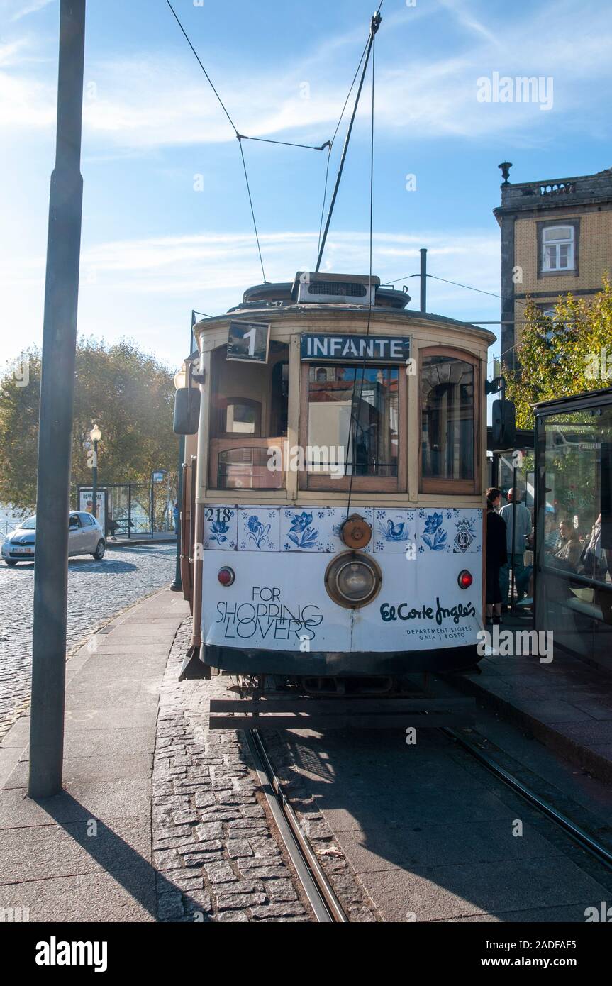 Historische Straßenbahn Linie 1 Passeio Alegre/Infante auf der Rua Nova da Alfandega, Porto, Portugal Stockfoto