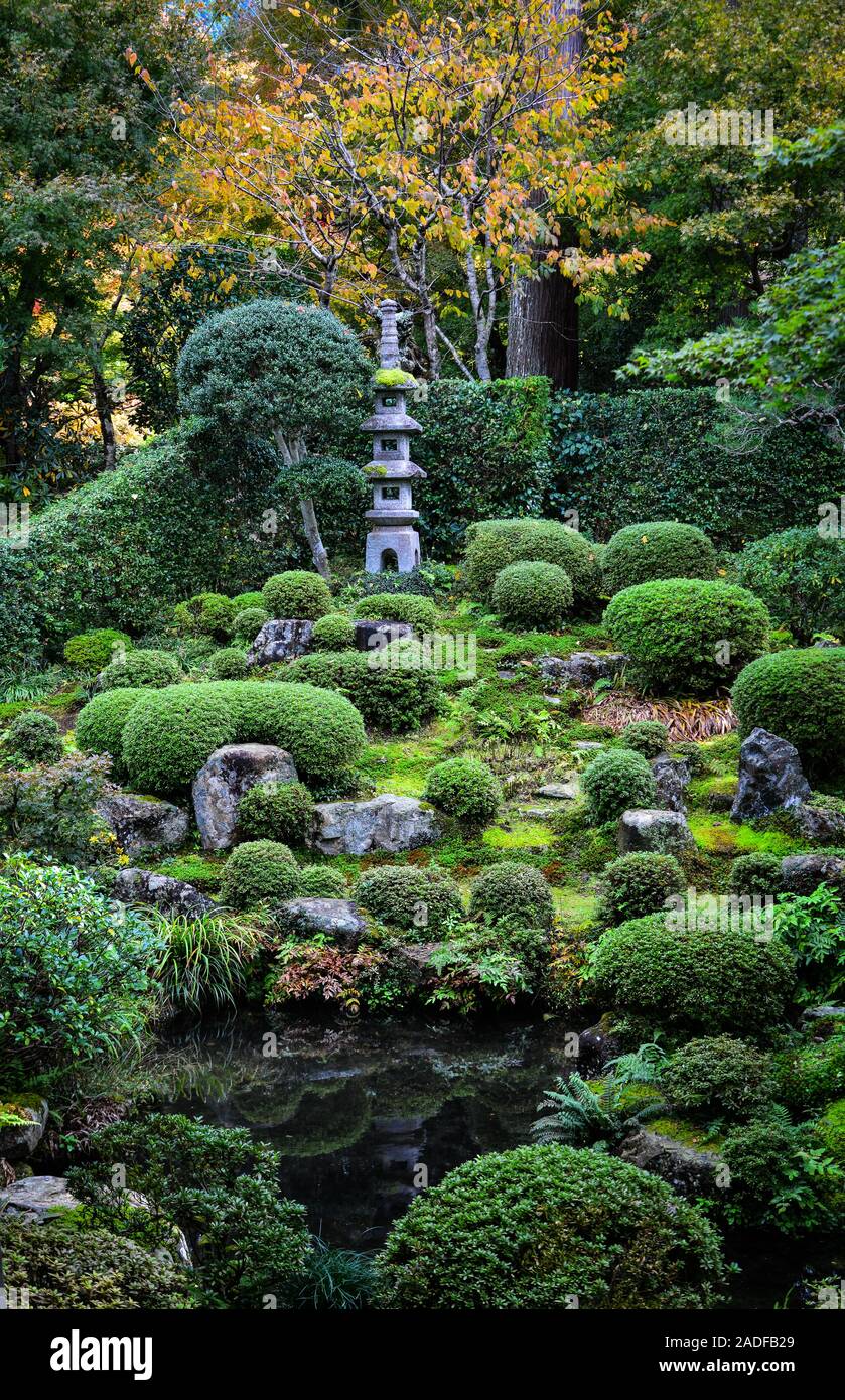 Alte Zen Garten in Kyoto, Japan. In der Shinto Religion, Zen Garden wurde verwendet, um die Reinheit zu symbolisieren. Stockfoto