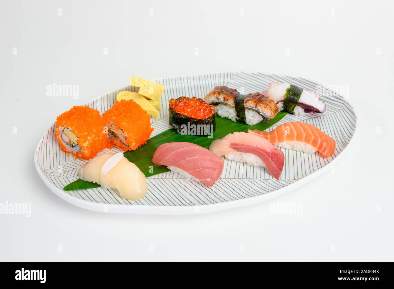 Eine Auswahl von japanischen nigiri Sushi set traditionellen Lebensmitteln auf die weiße Platte Stockfoto