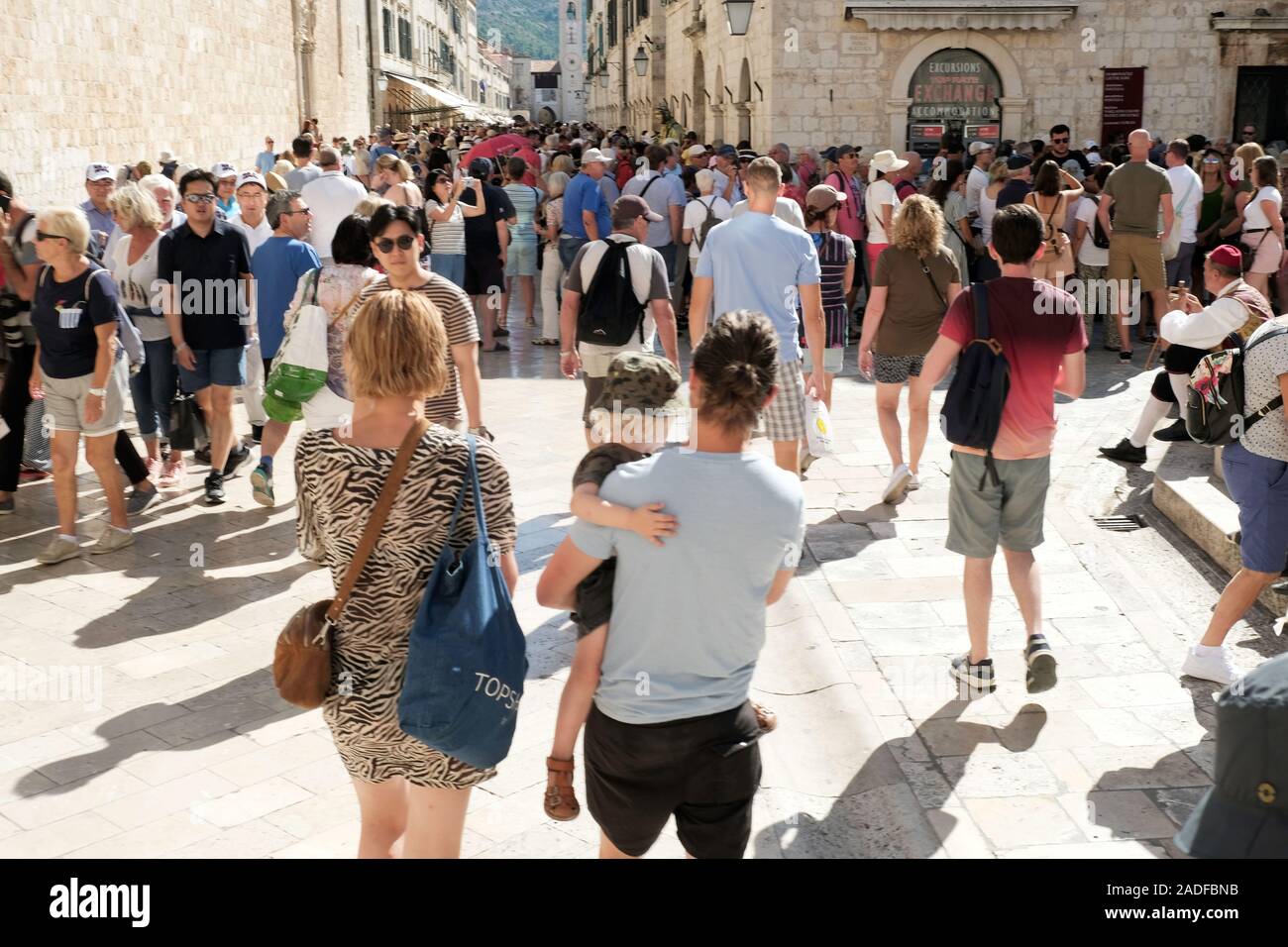 Eine viel befahrene Straße laufen durch das Zentrum der Altstadt von Dubrovnik, Stradun. Seine mit Fußgängern, die Urlauber und Touristen gehören verpackt Stockfoto