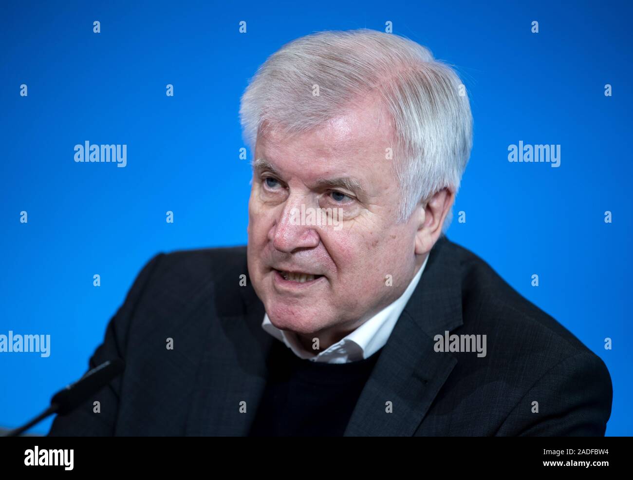 Berlin, Deutschland. 04 Dez, 2019. Horst Seehofer (CSU), Bundesminister des Innern, Inneres und Bau, Kommentare bei einer Pressekonferenz im Bundesministerium des Innern, Inneres und Bau auf dem Fortschritt der verschärften Kontrolle und Untersuchung Maßnahmen an den Binnengrenzen. Quelle: Bernd von Jutrczenka/dpa/Alamy leben Nachrichten Stockfoto