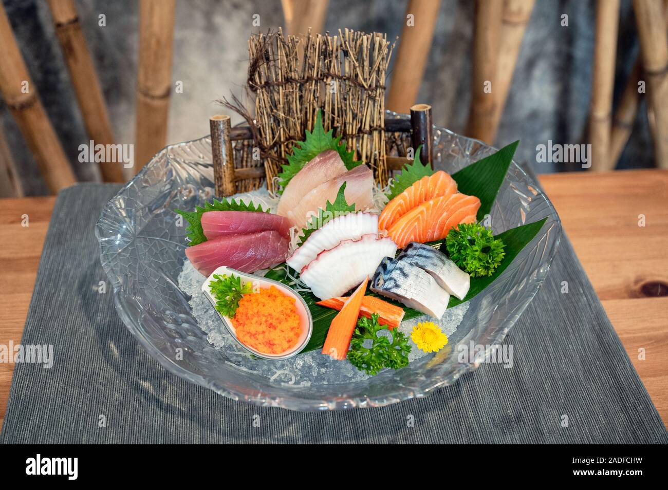 Verschiedenen japanischen frisches Sashimi Fisch und Meeresfrüchte auf Eis im Glas Schüssel einstellen Stockfoto