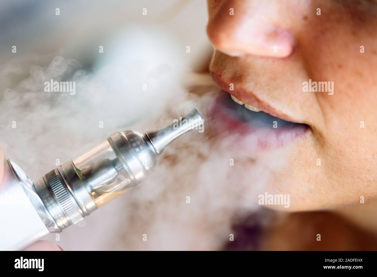 Rauchen und vaping kann ungesund und süchtig machend sein und Risiko für die Gesundheit der Lunge darstellen Stockfoto