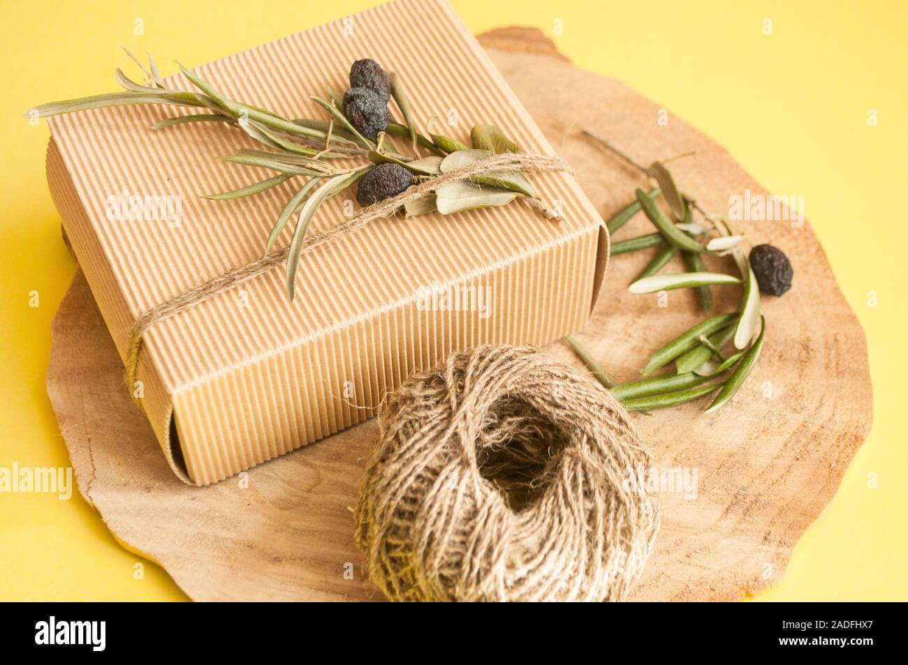 Null Abfall Geschenk Ideen. Geschenkset verbeugte sich mit Schnur und Olive Branch auf hölzernen Hintergrund und Copyspace. Stockfoto