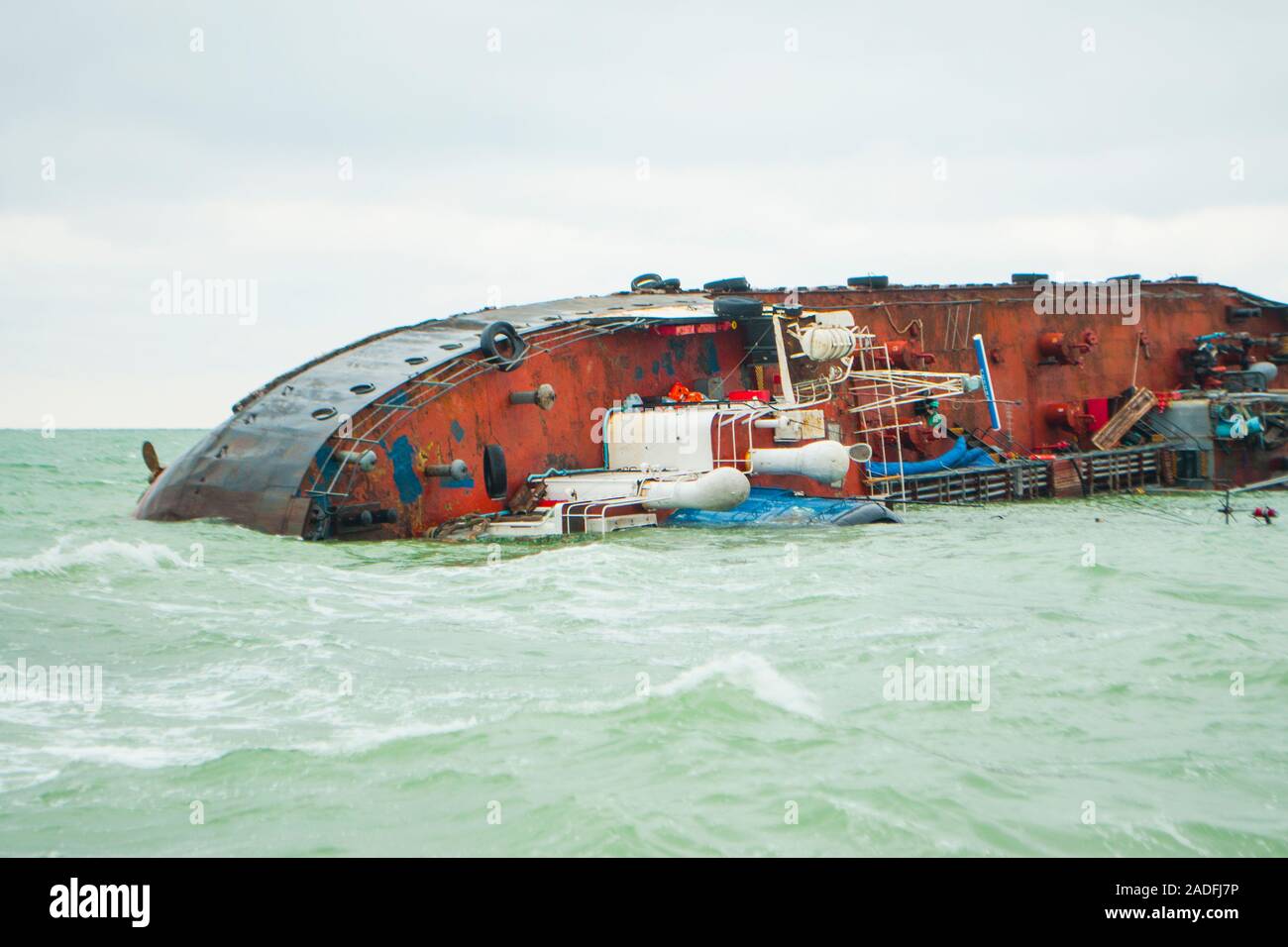 Ökologische Katastrophe. Ölverschmutzung des Meeres. Schiffbruch in der Nähe der Küste. Stockfoto