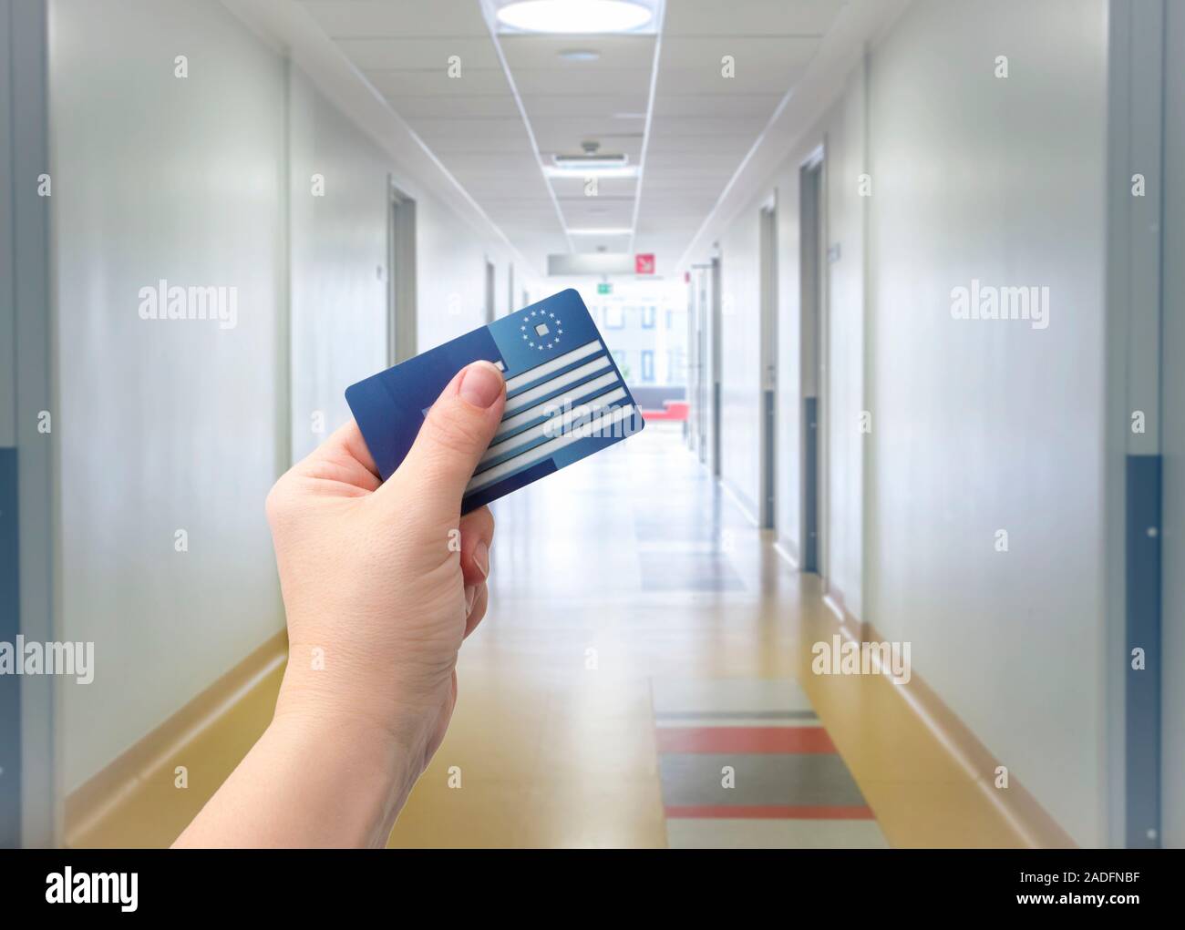 Selektiver Fokus auf Person Hand leer Europäische Krankenversicherungskarte innerhalb der Medizinischen Klinik. Ärztliche Hilfe im Ausland Konzept. Stockfoto