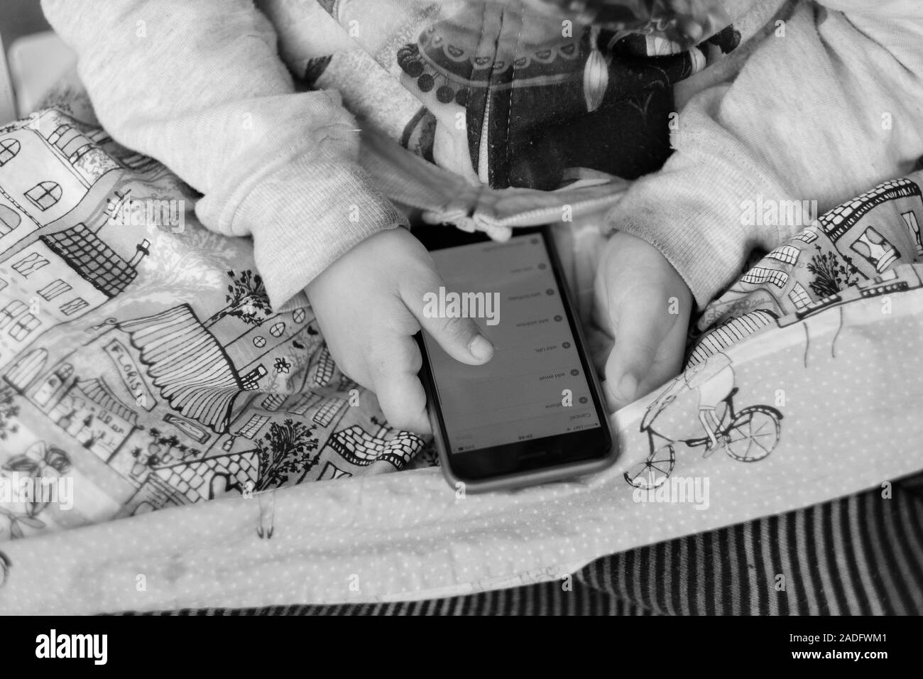 Das Mädchen ist die Untersuchung der Kontaktliste im Telefon Stockfoto