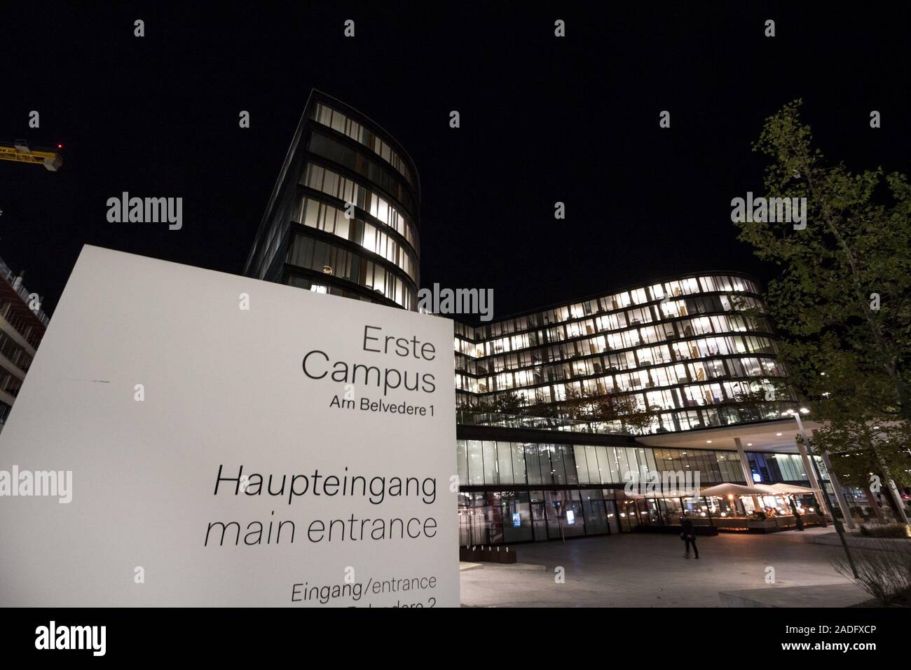 Wien, ÖSTERREICH - NOVEMBER 6, 2019: Haupteingang der erste Campus in Belvedere Bezirk, der Hauptsitz der Sparkasse mit Wolkenkratzern, die größte b Stockfoto