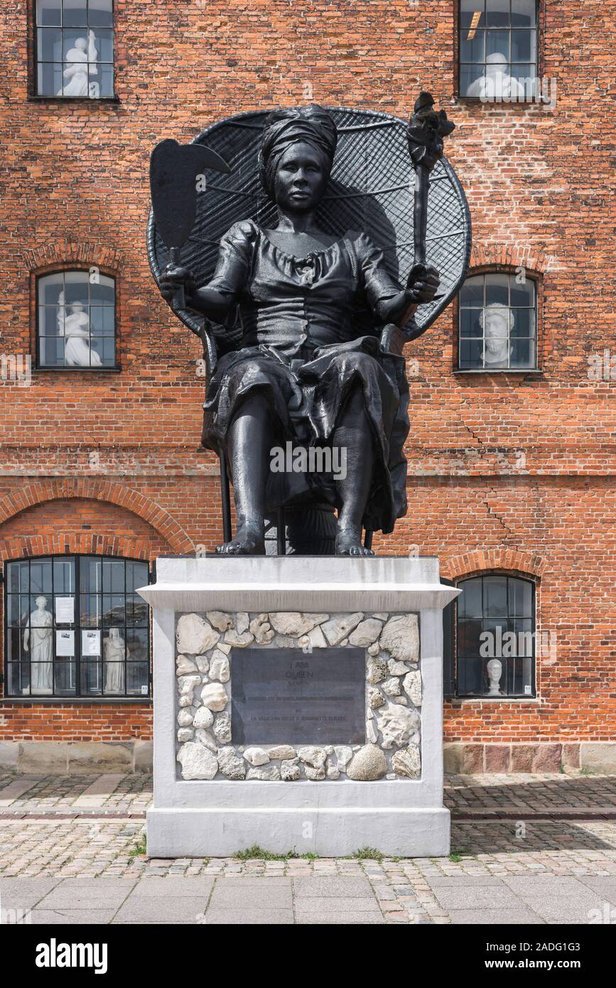 Queen Mary Kopenhagen, Skulptur mit dem Titel Ich bin Queen Mary (2018) mit der Royal Cast Museum (Den Kongelige Afstøbningssamling) hinter stationiert, Kopenhagen Stockfoto