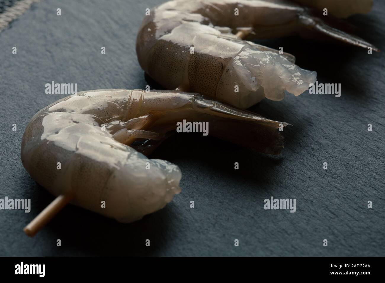 Nahaufnahme von Garnelen Spieß auf schwarzem Hintergrund Stockfoto