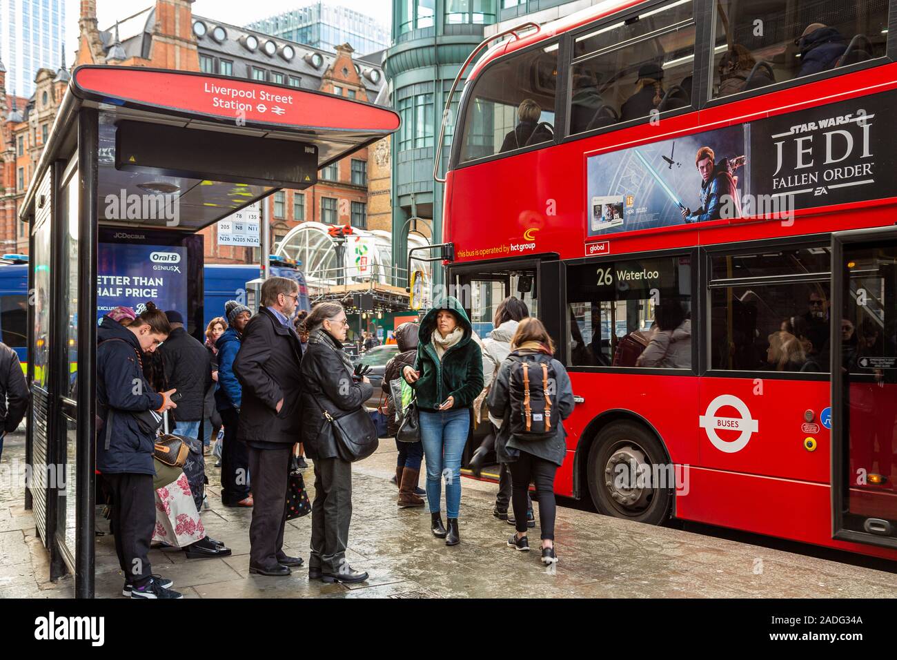 Ein roter Londoner Bus mit Passagieren zum Schutz vor omicron-Übertragung an der Liverpool Street Station London England Großbritannien Stockfoto