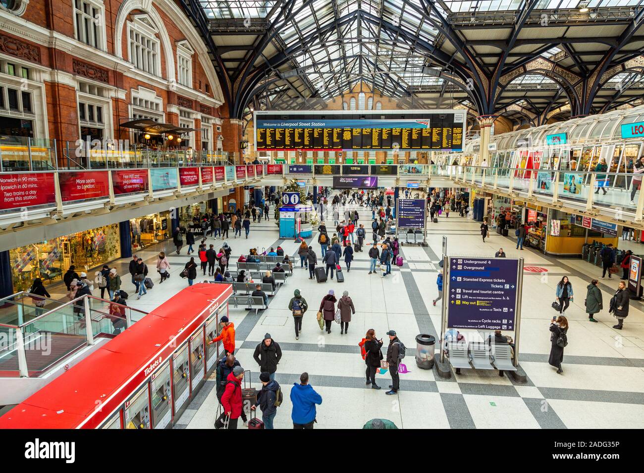 Liverpool Street Bahnhofshalle panorama Übersicht Pendler an der Ankunft/Abreise suchen Board für train Times, London England Großbritannien Stockfoto