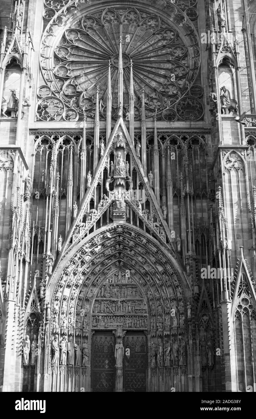 Vintage Film Fotografie, circa 1990, der Teil der spektakulären West vor der gotischen Kathedrale von Straßburg, Frankreich von La Place de la Cathédrale; Schwarz und Weiss Stockfoto