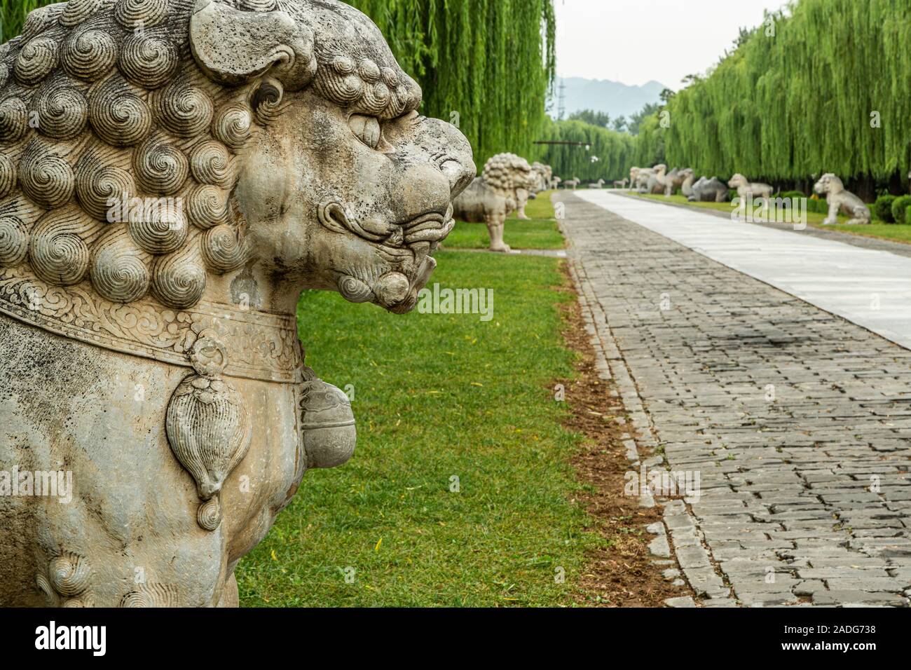 Der heilige Weg, ist einer der wichtigsten Straße, die zu den Gräbern der Kaisergräber der Ming und Qing Dynastien mit Skulpturen aus Stein, Peking, China Stockfoto