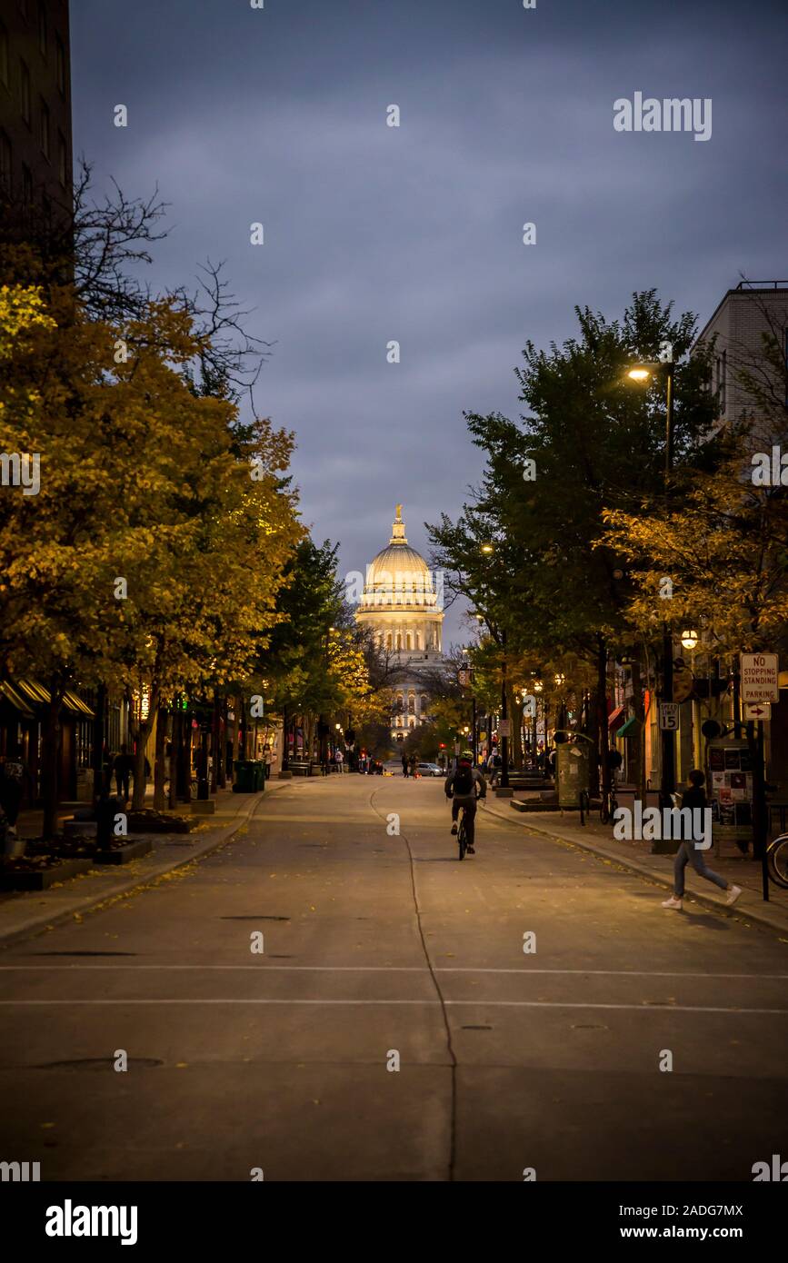 Anzeigen von Wisconsin State Capitol von State Street in Downtown, Madison, Wisconsin, USA Stockfoto