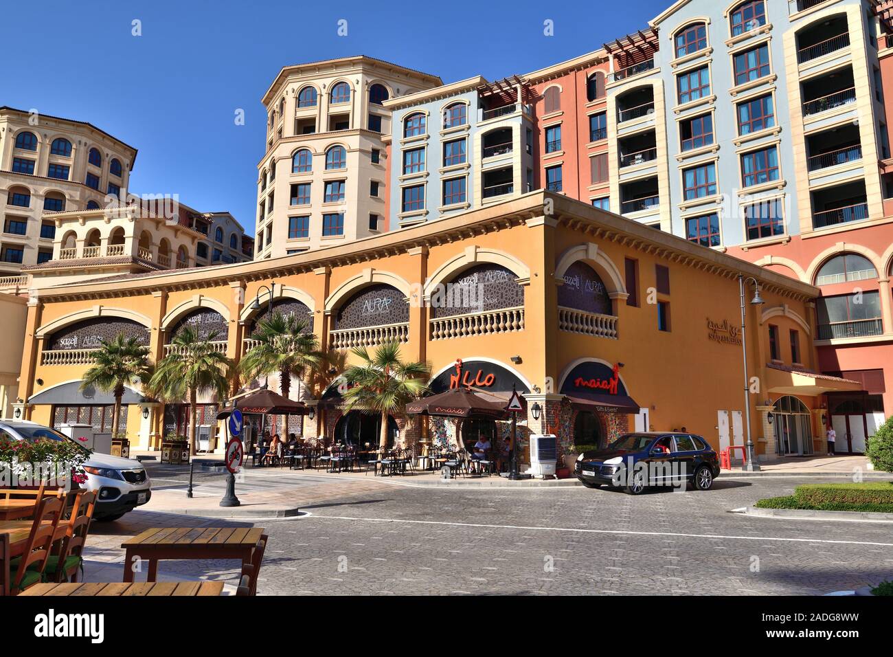 Doha, Katar - Nov 23. 2019. Platz vor dem Souq Al Medina - Einkaufszentrum in Medina Centrale von Pearl Island Stockfoto