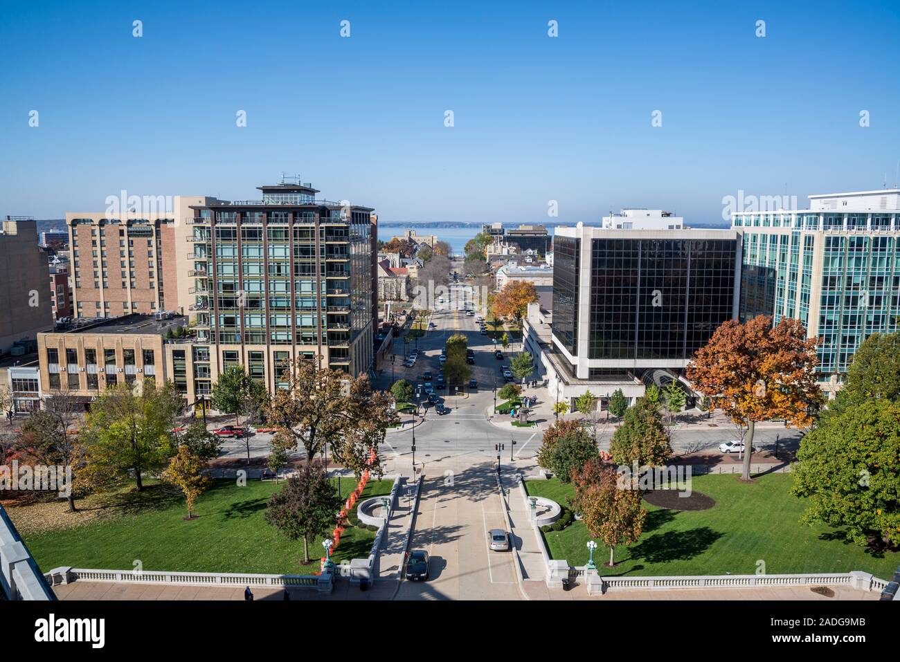 Blick auf die Stadt von der Oberseite der Wisconsin State Capitol, ein Beaux-Arts Gebäude im Jahr 2017 abgeschlossen, Madison, Wisconsin, USA Stockfoto