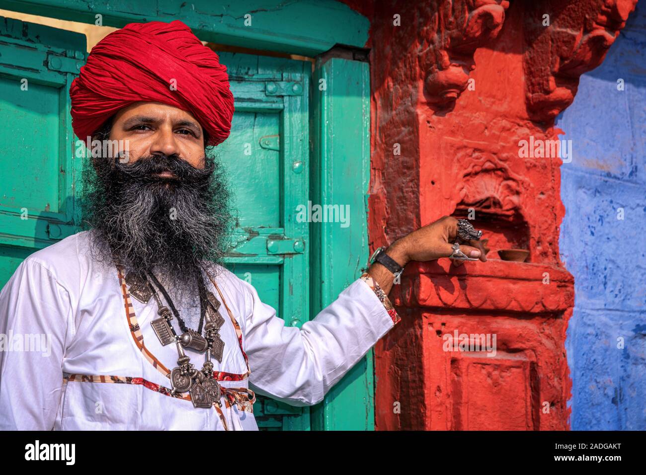 Porträt eines Mannes mit einer roten Turban, Jodhpur, Rajasthan, Indien Stockfoto