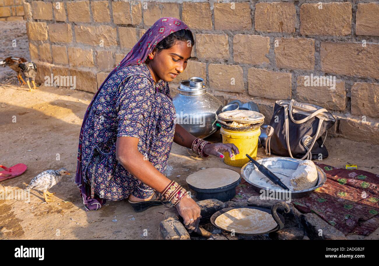 Junge Frau Vorbereitung chapati außerhalb, Wüste Thar, Rajasthan, Indien Stockfoto