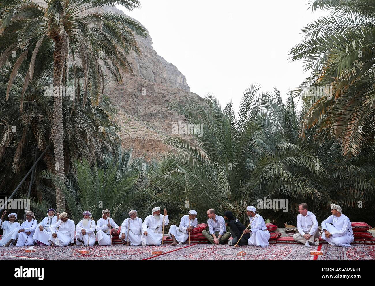 Der Herzog von Cambridge trifft sich mit Dorfältesten, bevor ein Ereignis mit Outward Bound Oman im Wadi al Arbaeen in der Nähe von Muscat, Oman, als Teil seiner Tour von Kuwait und Oman. PA-Foto. Bild Datum: Mittwoch, 4. Dezember 2019. Siehe PA Geschichte ROYAL Tour. Photo Credit: Andrew Matthews/PA-Kabel Stockfoto