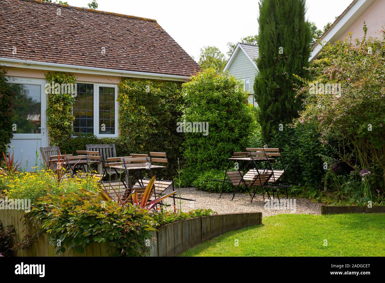 Ein Außenpool kies Sitzbereich neben der Garage Stockfoto