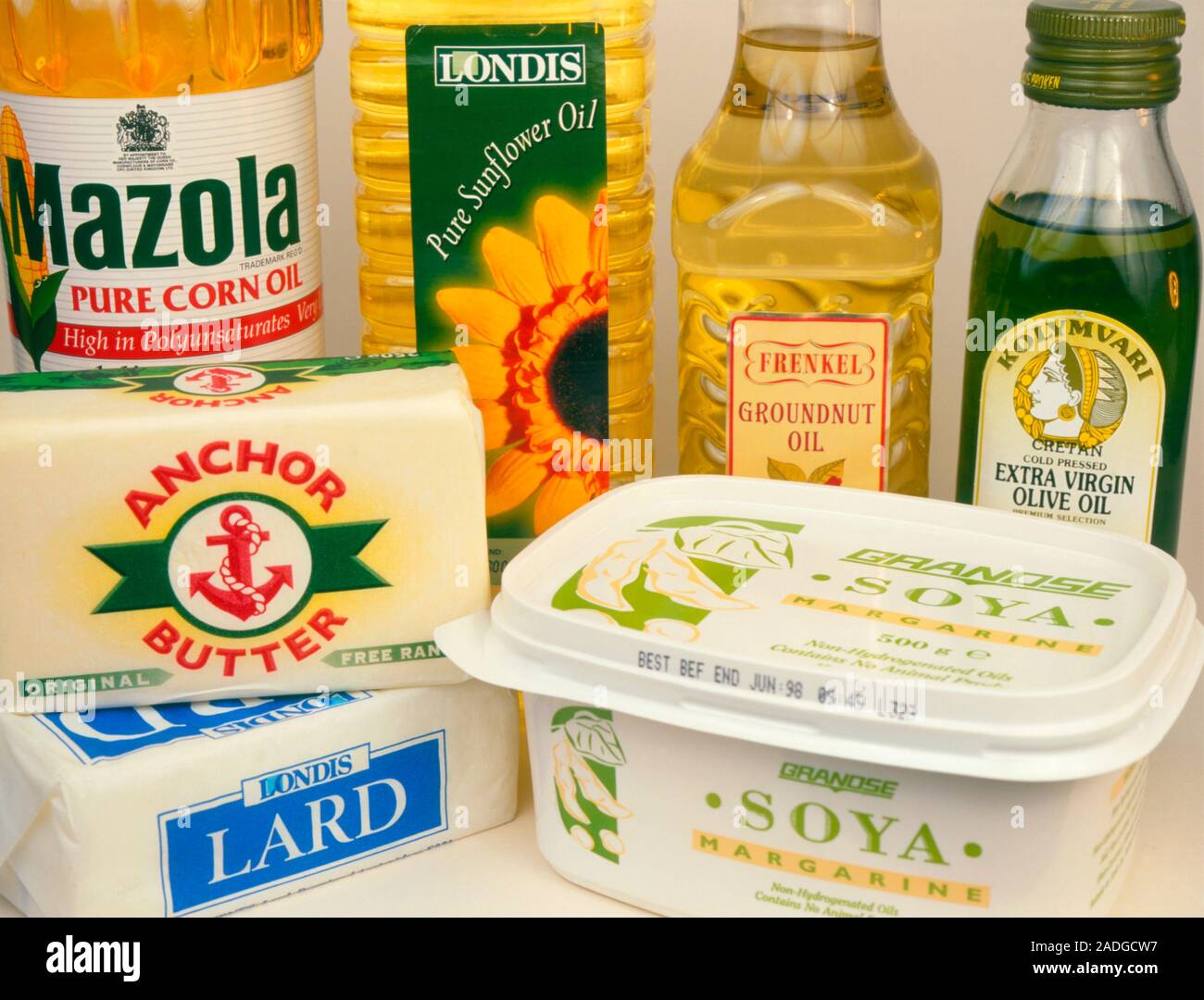 Öle & Fette. Sortiment der diätetischen Öle und Fette. In der vorderen Reihe sind Butter, Schmalz und Soja Margarine. Der hinteren Zylinderreihe hat Öl aus (von links nach r Stockfoto
